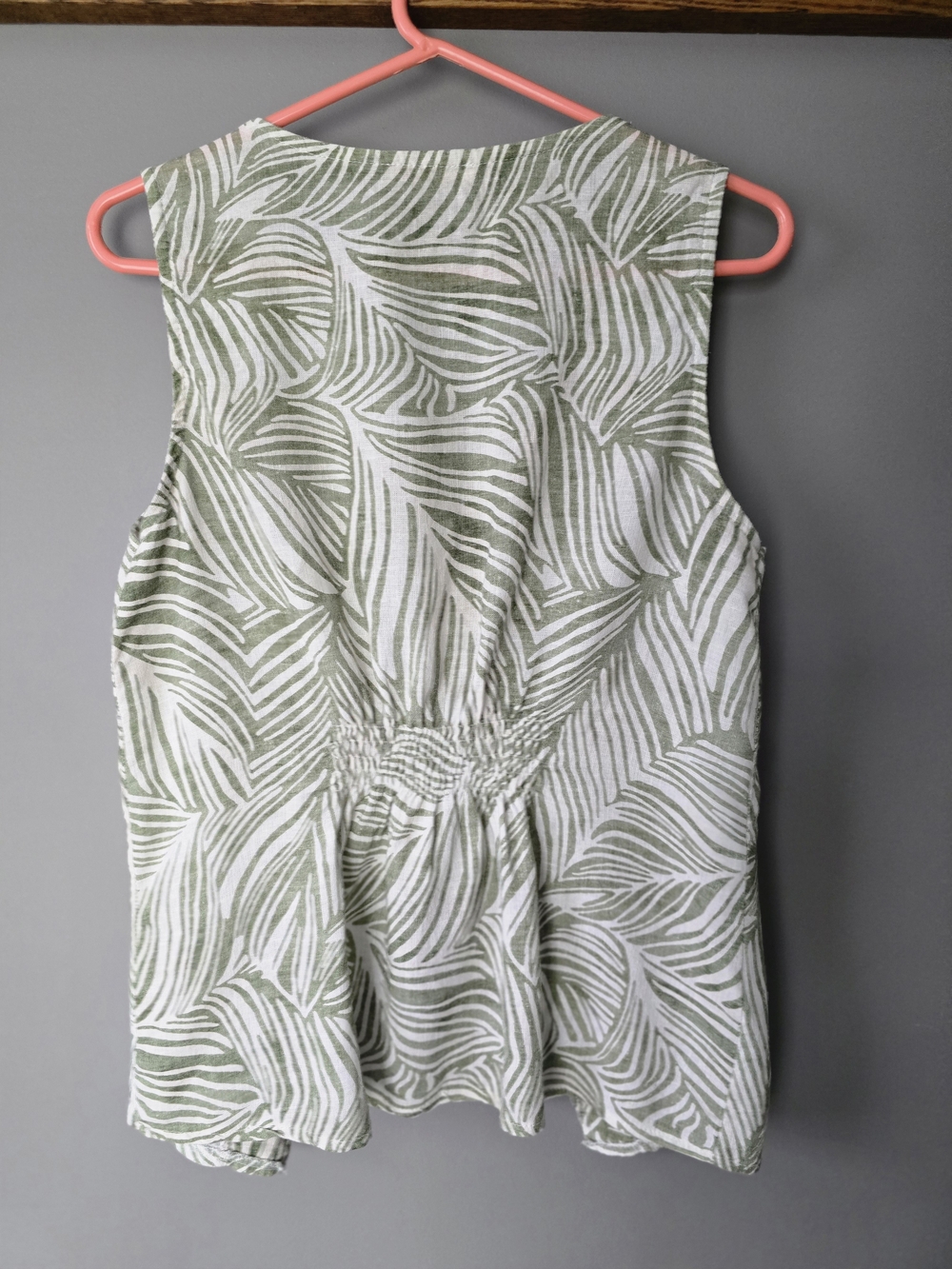 Made In Italy Linen-Blend Palm Leaf Sleeveless Top/Vest With Smocked Back Waist - Picture 2 of 6